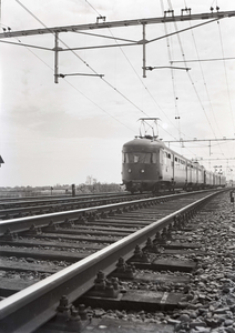 836626 Afbeelding van twee electrische treinstellen mat. 1946 van de N.S.